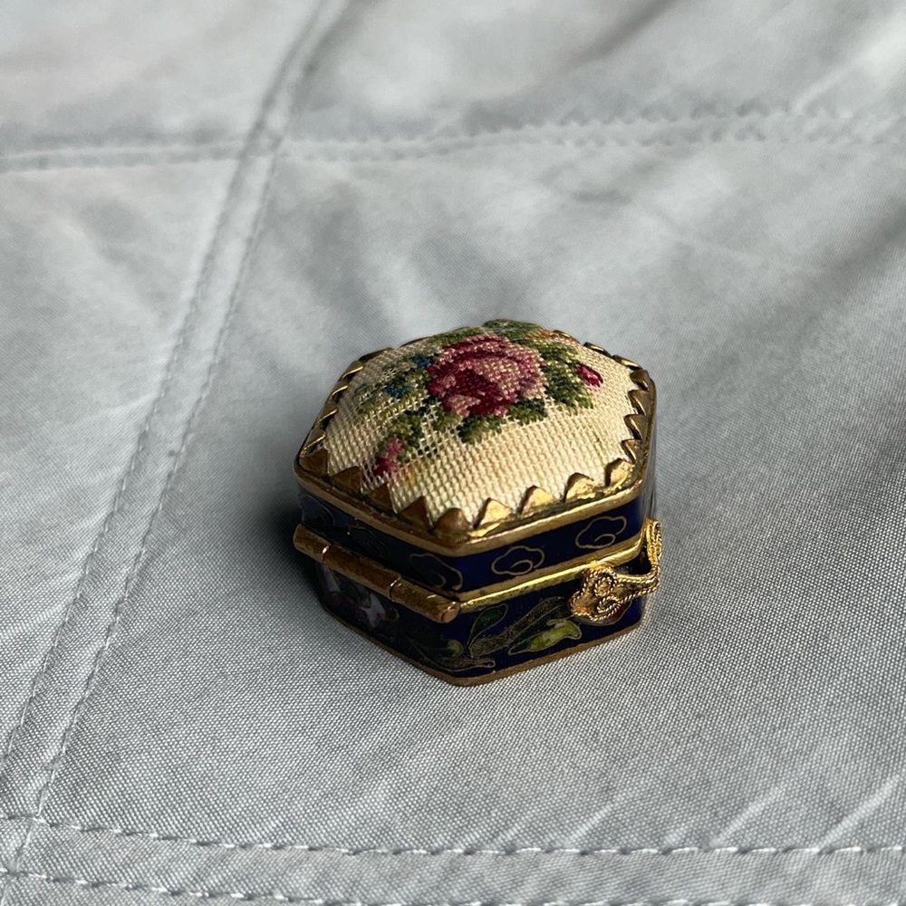 Vintage Ornate Needlepoint Trinket Treasure Chest Cloisonné Pendant Pill Box🌹